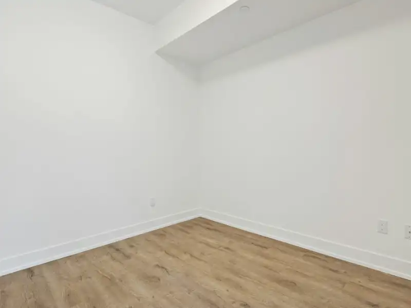 Mur blanc lisse et uniforme après peinture