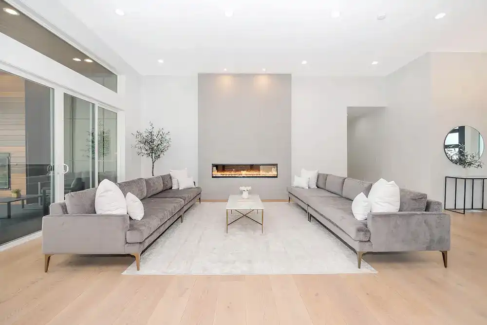 Grand séjour contemporain aux murs blancs