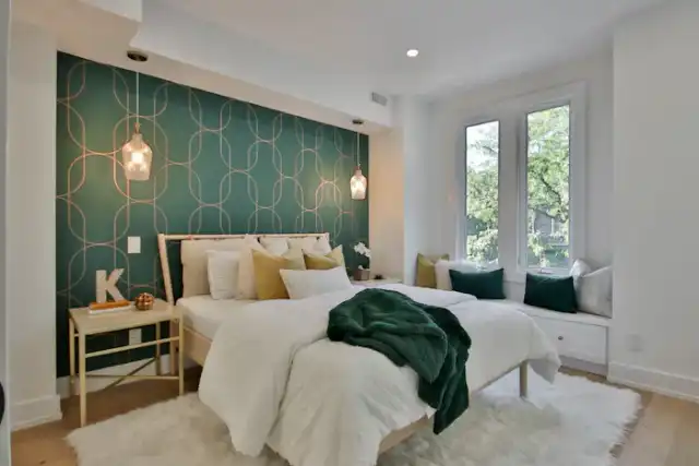 Chambre avec mur vert foncé et papier peint