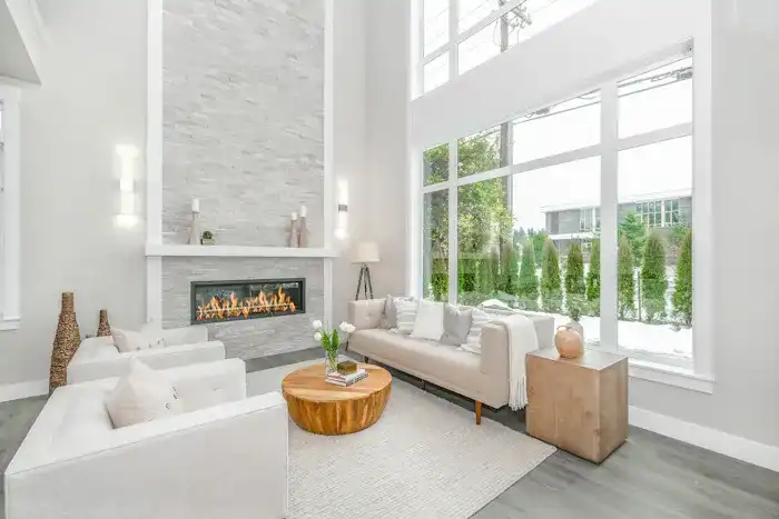 Salon avec cheminée et mur en pierre claire