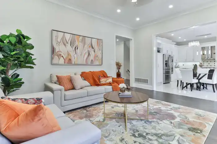 Séjour aux tons orangés avec tableau mural